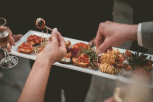 Essen wird auf einer Hochzeit verteilt